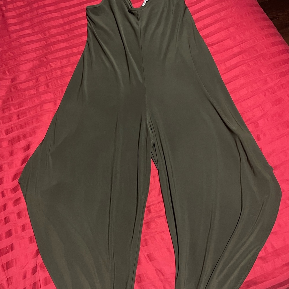 Elegant Green V-Neck Jumpsuit with Flowing Wide-Leg Fit